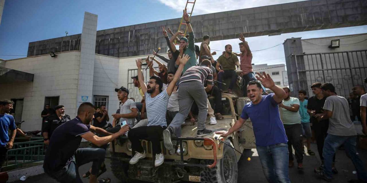El Kassam Tugayları, İsrail Askerlerini Esir Alıp Tankları Ele Geçirdi