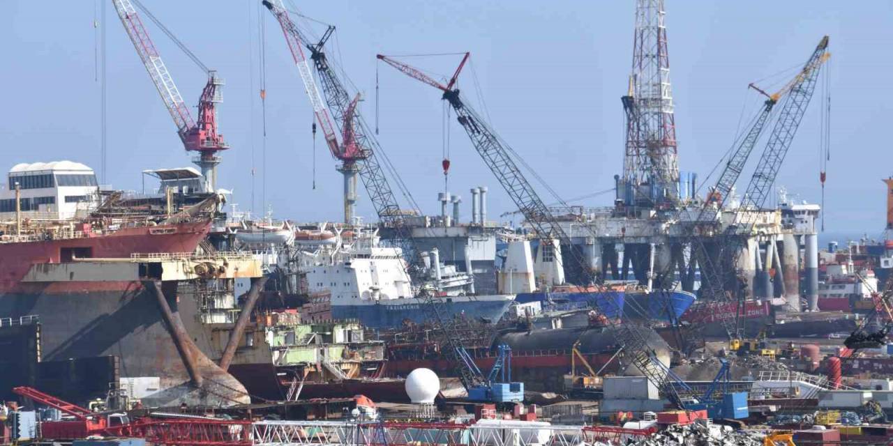 Dev Gemiler İzmir’deki Gemi Söküm Merkezinde Geri Dönüşüme Kazandırılıyor