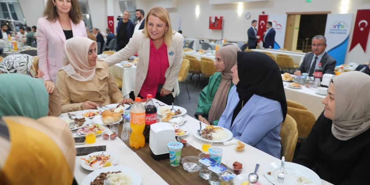 Din Görevlileri İle Buluşan Başkan Hürriyet: "Yaptığınız Kutsal Hizmetin Değerini Biliyoruz"