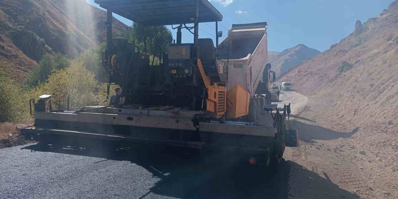 İran’ın Sınırında Köylerin Yolları Asfaltlanıyor