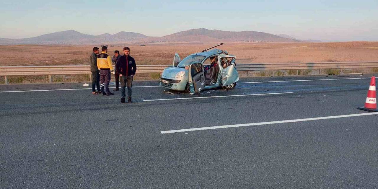 Tır Hafif Ticari Araca Çarptı: 2 Ölü, 1 Yaralı
