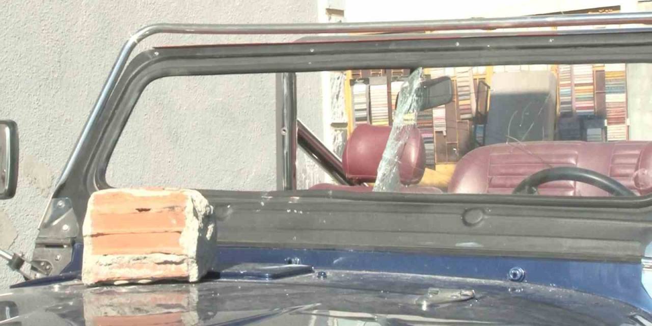 Başakşehir’de Park Halindeki Cipe Kaldırım Taşıyla Saldıran Şahıs Kamerada