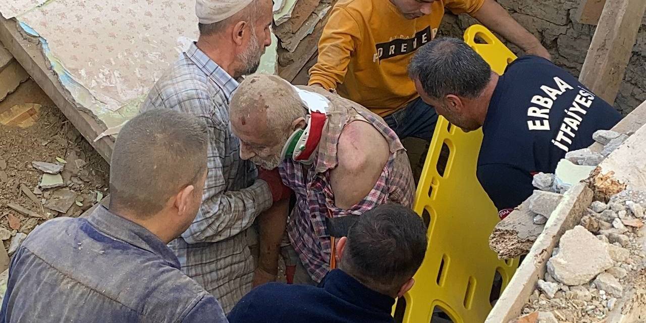 Ahşap Evini Yıkmak İsterken Altında Kaldı