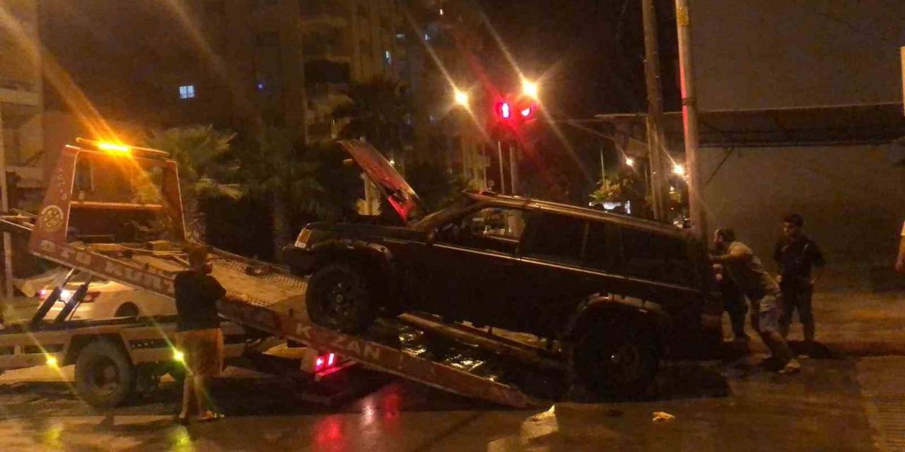 Kırmızı Işıkta Duran Otomobil Alevlere Teslim Oldu