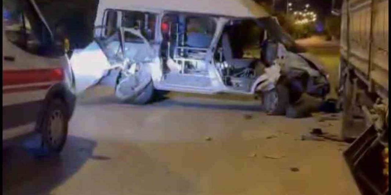Elazığ’da Minibüs Park Halindeki Kamyona Çarptı: 1 Yaralı