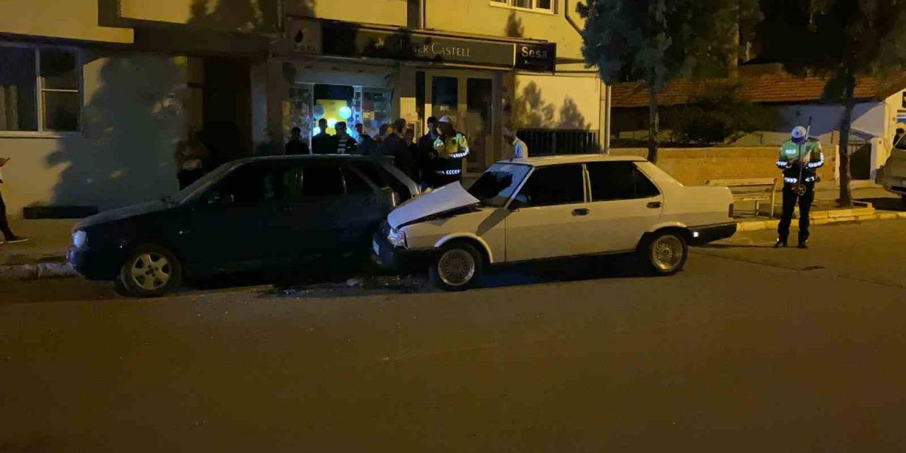 Otomobil Park Halindeki Araca Çarptı: 2 Yaralı