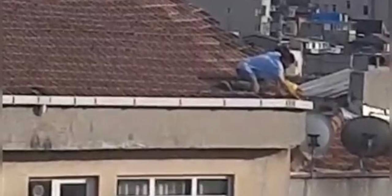 Beyoğlu’nda Yürekleri Ağza Getiren Çatı Tamiri Kamerada
