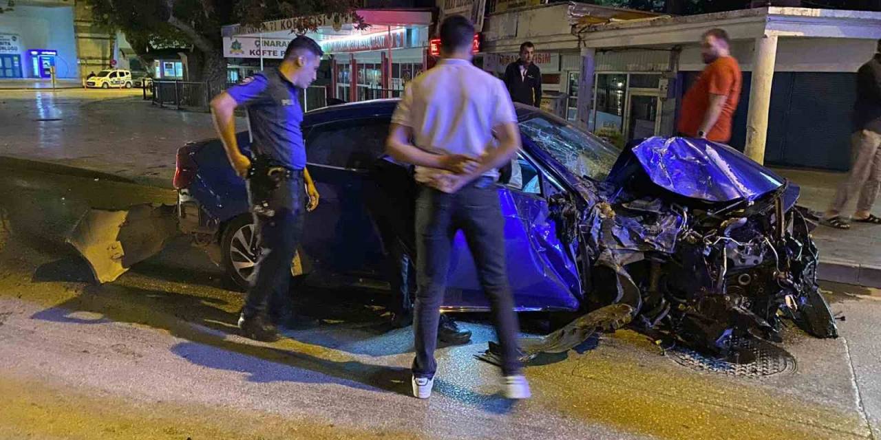 Otomobilin Hurdaya Döndüğü Kazada Polis, Elleriyle Kum Dökerek Önlem Aldı