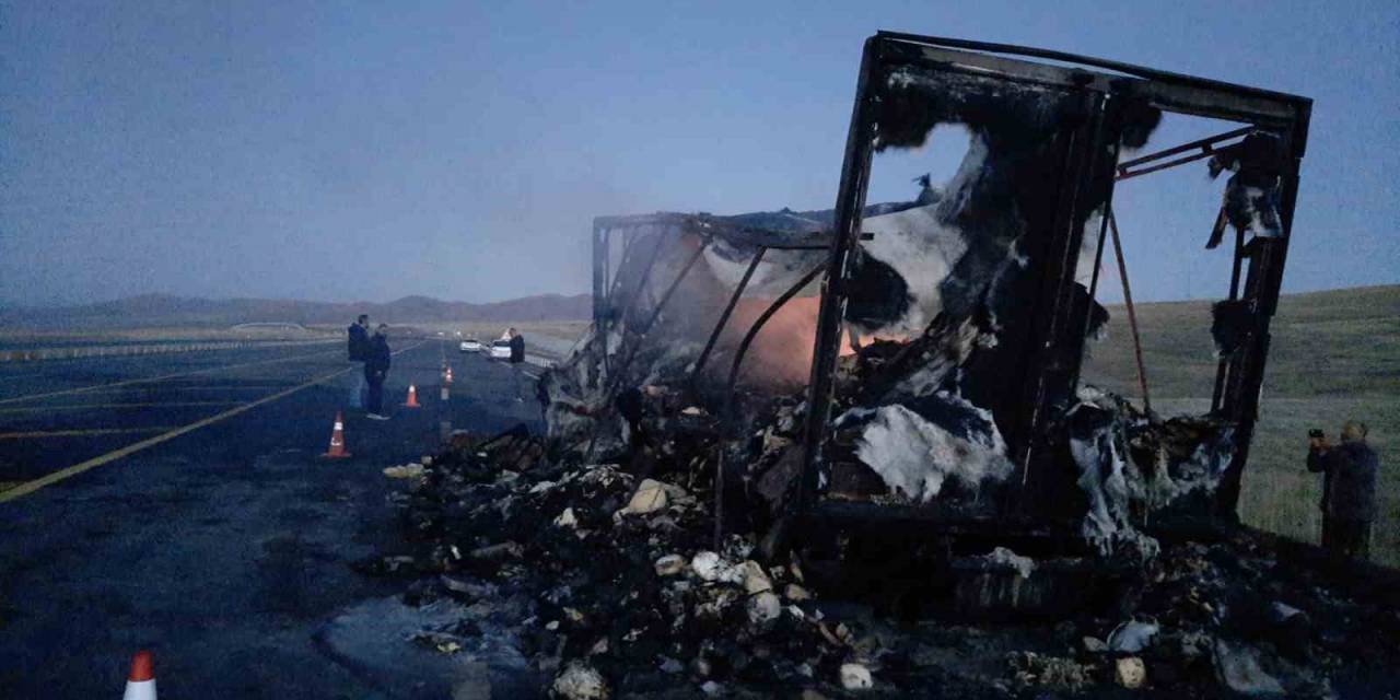 Kars’ta Hareket Halindeki Kamyon Yandı