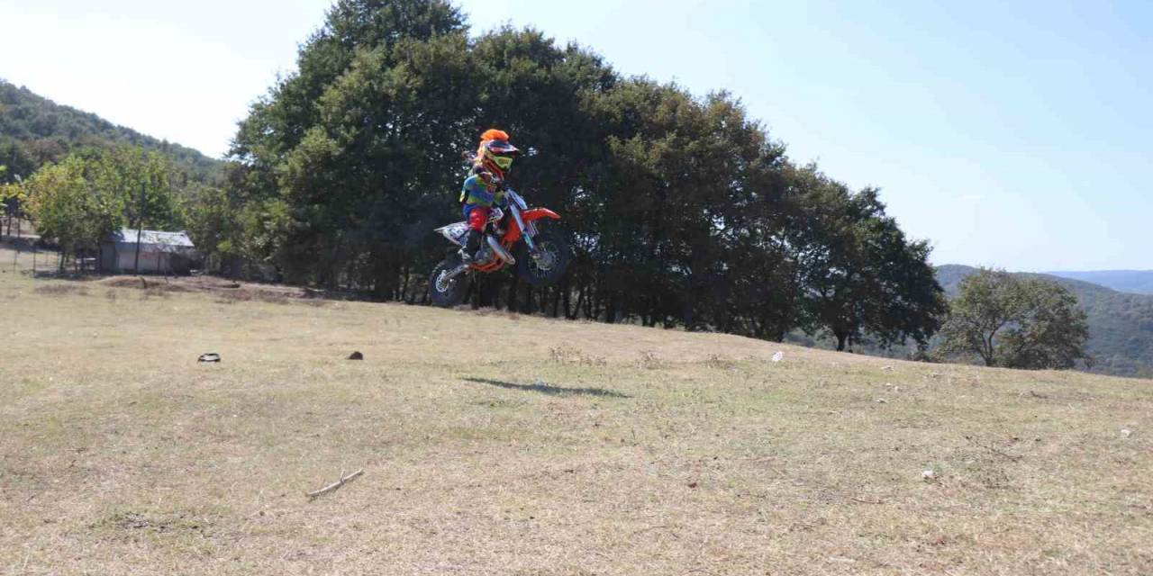 Biri 6 Diğeri 9 Yaşında: Motokrosçu Kız Kardeşler Mesire Alanlarında Antrenman Yapıyor