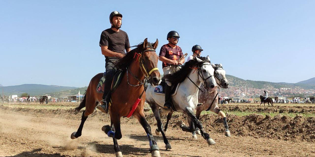 Tavas’ta Rahvan Atlar Cumhuriyetin 100. Yaşı İçin Koştu