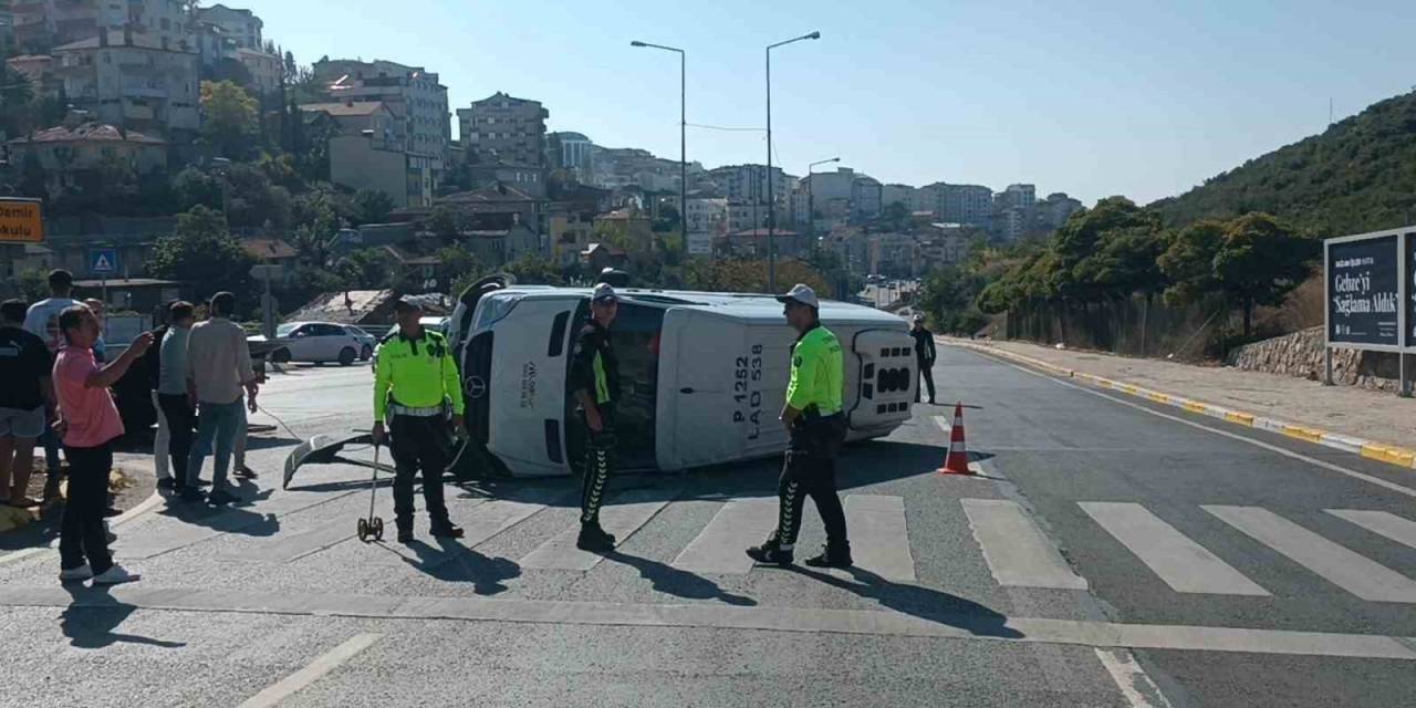 Virajı Alamayan Servis Minibüsü Devrildi: 1 Yaralı
