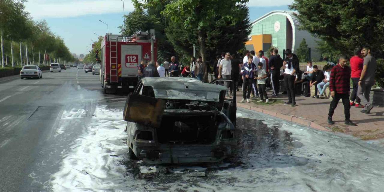 Seyir Halindeki Otomobil Alev Aldı, Vatandaşlar Görüntü Çekmek İçin Birbiriyle Yarıştı