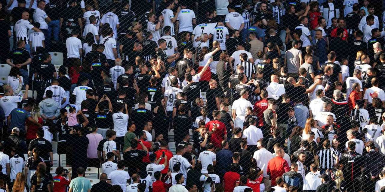 Dolmabahçe’de Beşiktaş Taraftarından Sessiz Protesto