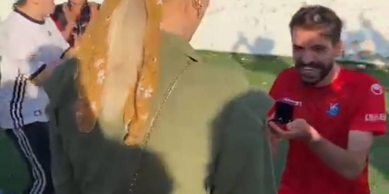 Yeşil Sahada Sürpriz Evlilik Teklifi