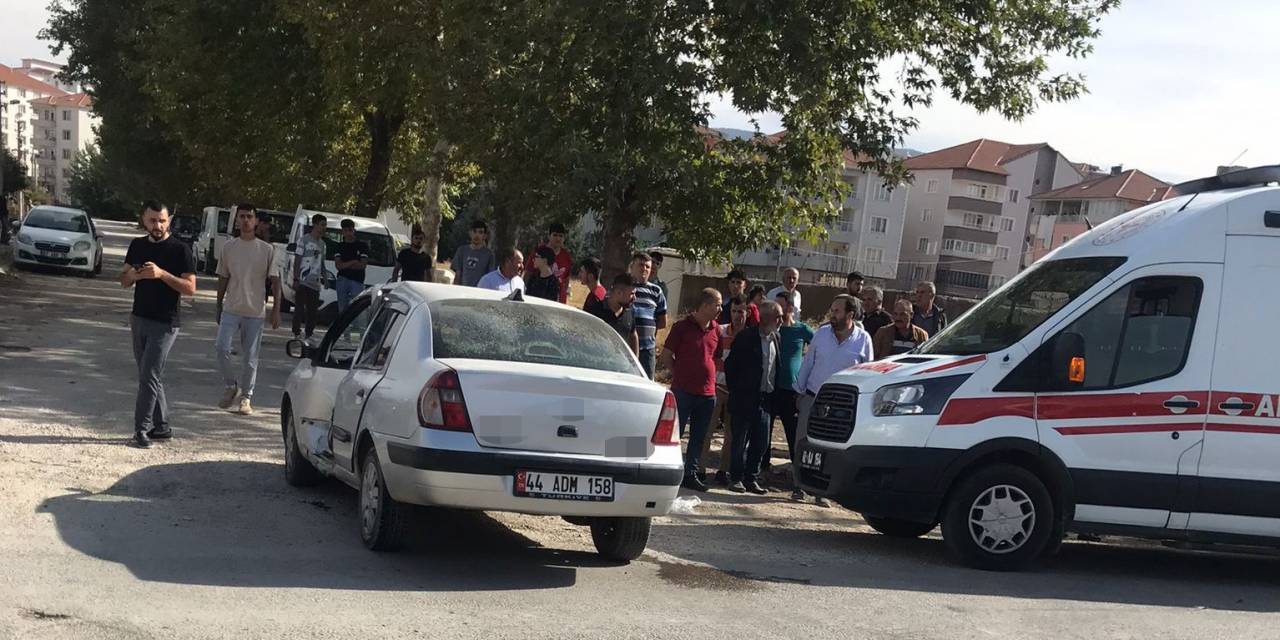 Otomobil İle Motosiklet Çarpıştı: 2 Yaralı