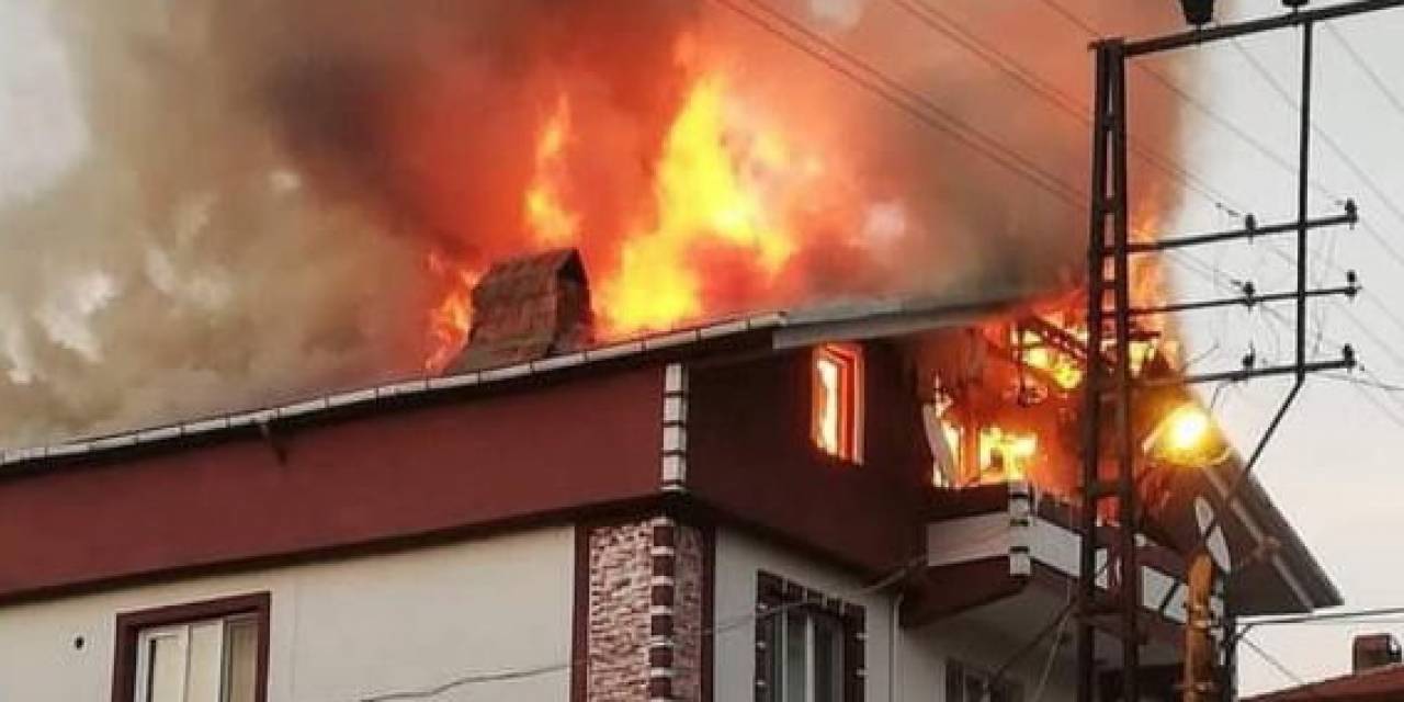 Çatı Yangını Paniğe Neden Oldu