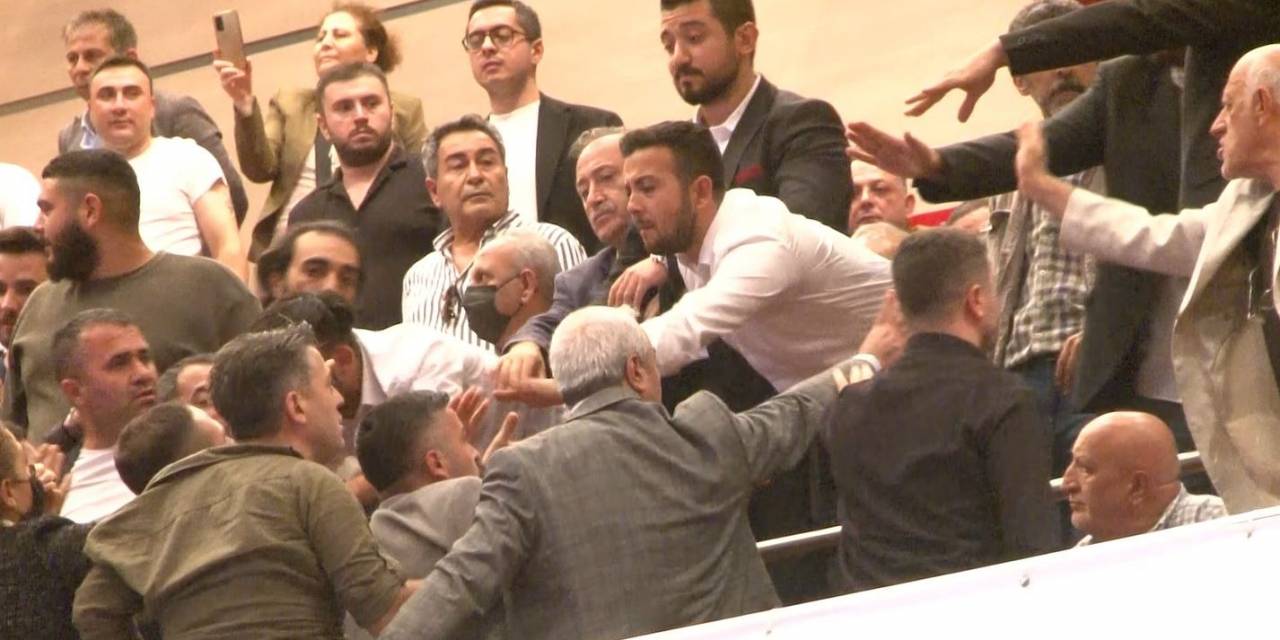 Chp İstanbul İl Kongresi’nde Arbede Çıktı