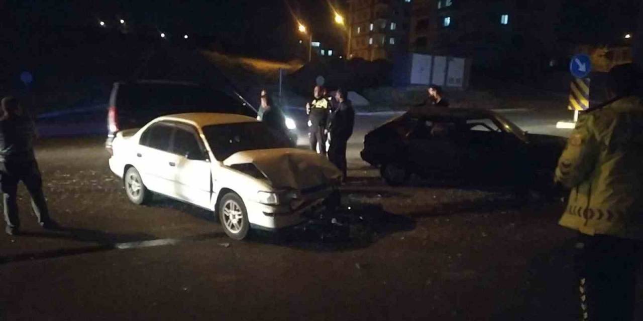 İki Otomobil Çarpıştı: 2 Yaralı