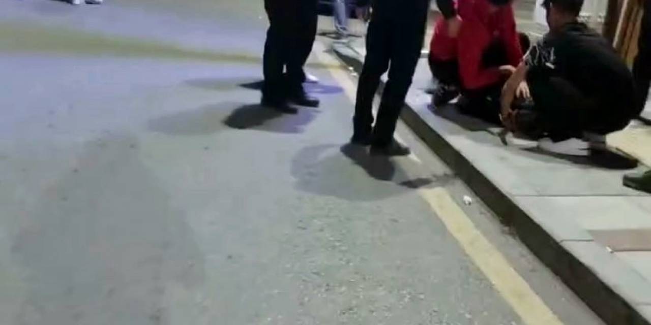 Gençlerin Kavgasında Kan Aktı, Bıçaklanan 3 Kişi Yaralandı