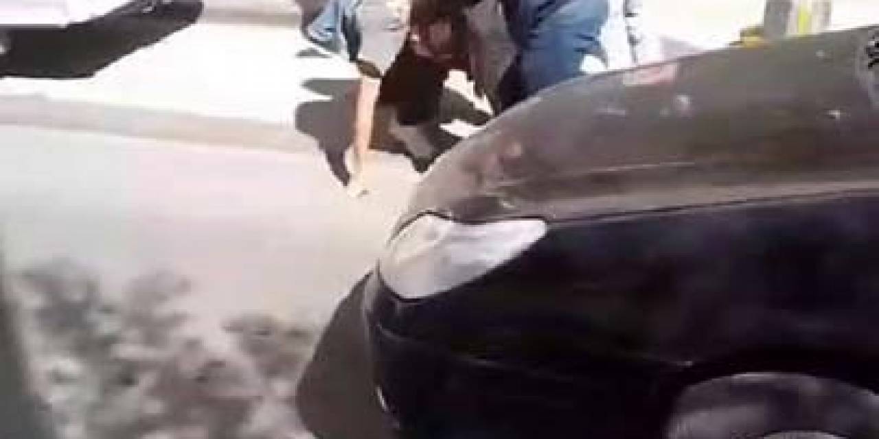 Gençler Cadde Ortasında Birbirine Girdi: Onları Ayırmak Kolay Olmadı