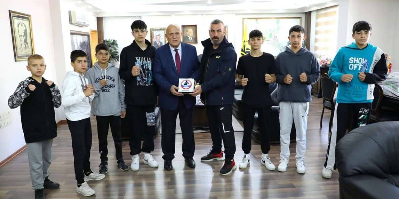 Minik Boksörlerden Eski Boksör Başkan Pekmezci’ye Ziyaret