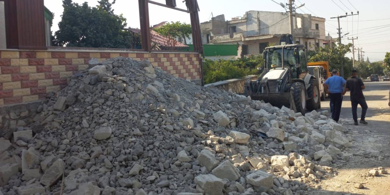 Büyükşehir Belediyesi İnşaat Atıklarını Temizliyor