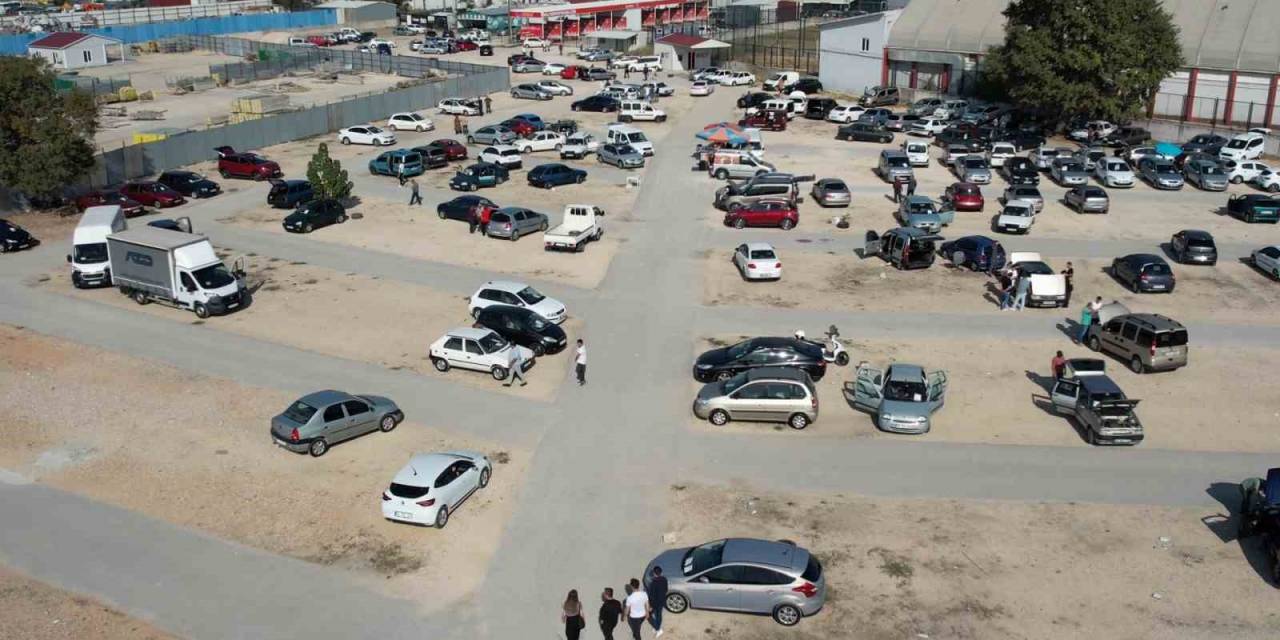 İkinci El Oto Pazarında Sinek Avladılar