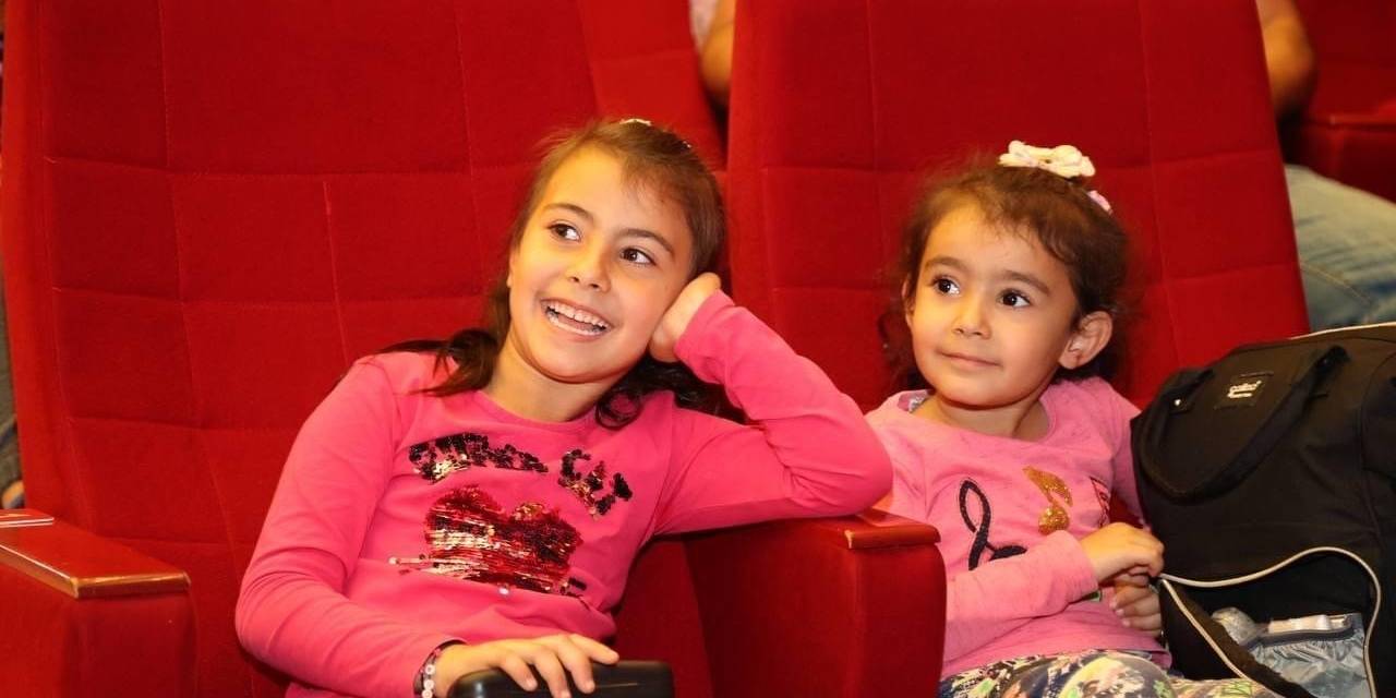 Çocuklar Tiyatro Oyunuyla Eğlendi