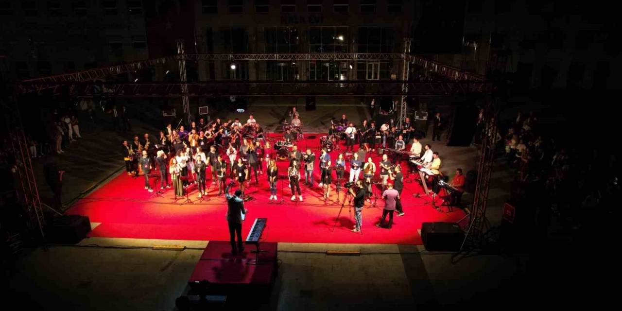 Dev Orkestradan Unutulmaz Cumhuriyet Konseri