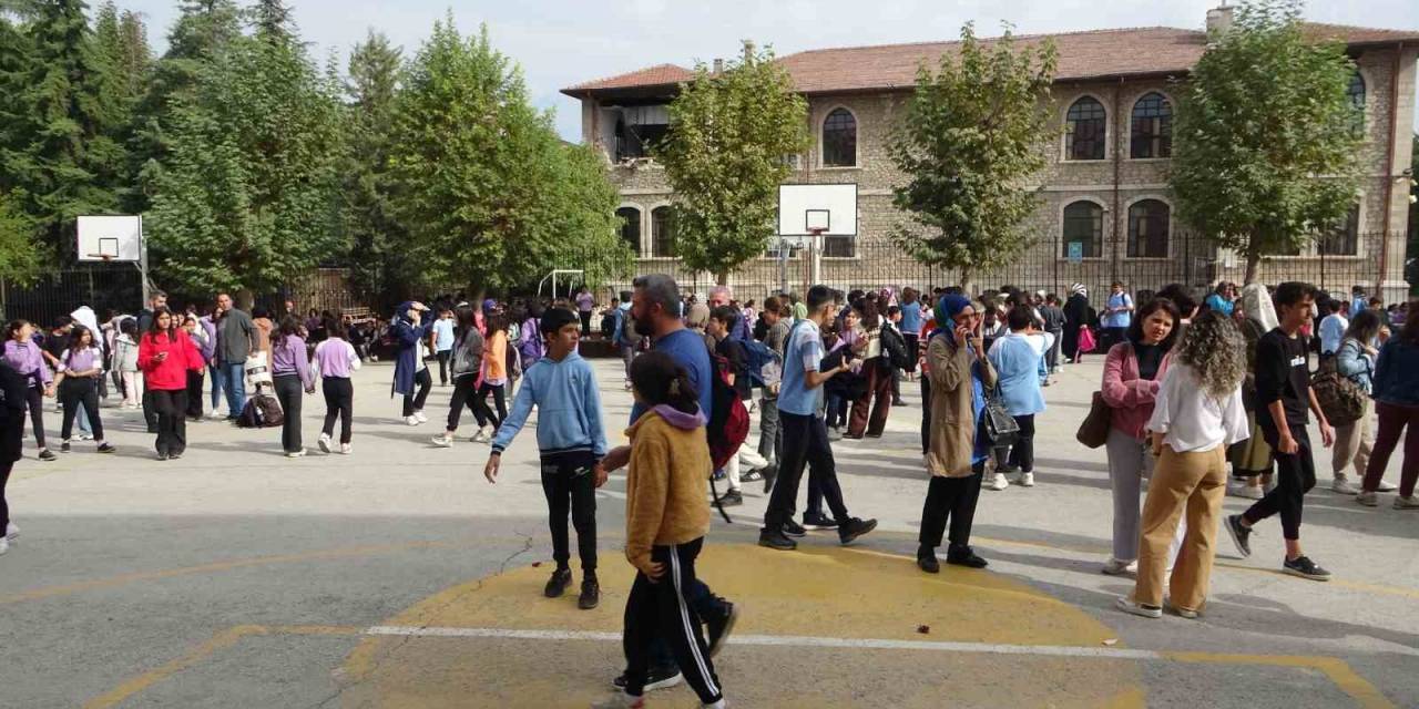 4.3’lük Depremle Sarsılan Malatya’da Veliler Okullara Akın Etti