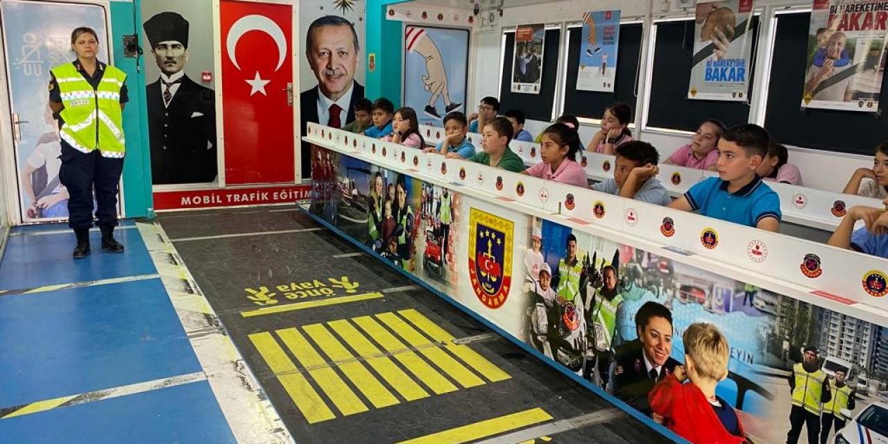 İzmir’de Jandarmadan Trafik Güvenliği Eğitimi