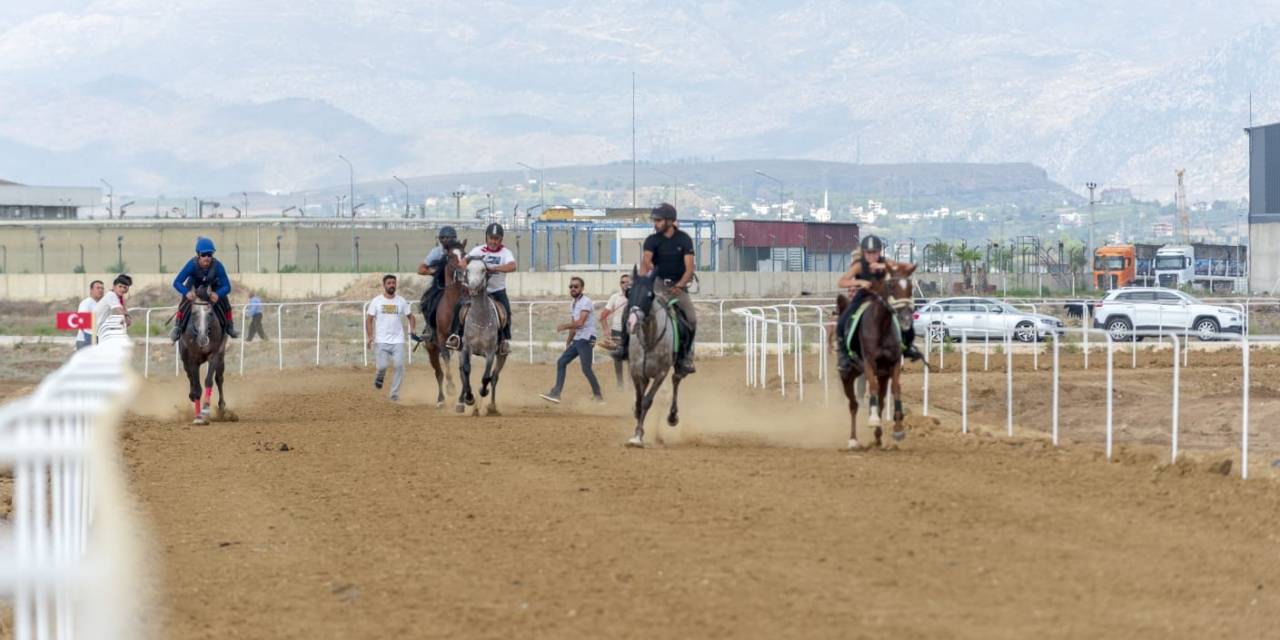 14. Geleneksel Rahvan At Yarışları Nefes Kesti, Attan Düşen Genç Kadın Yaralandı