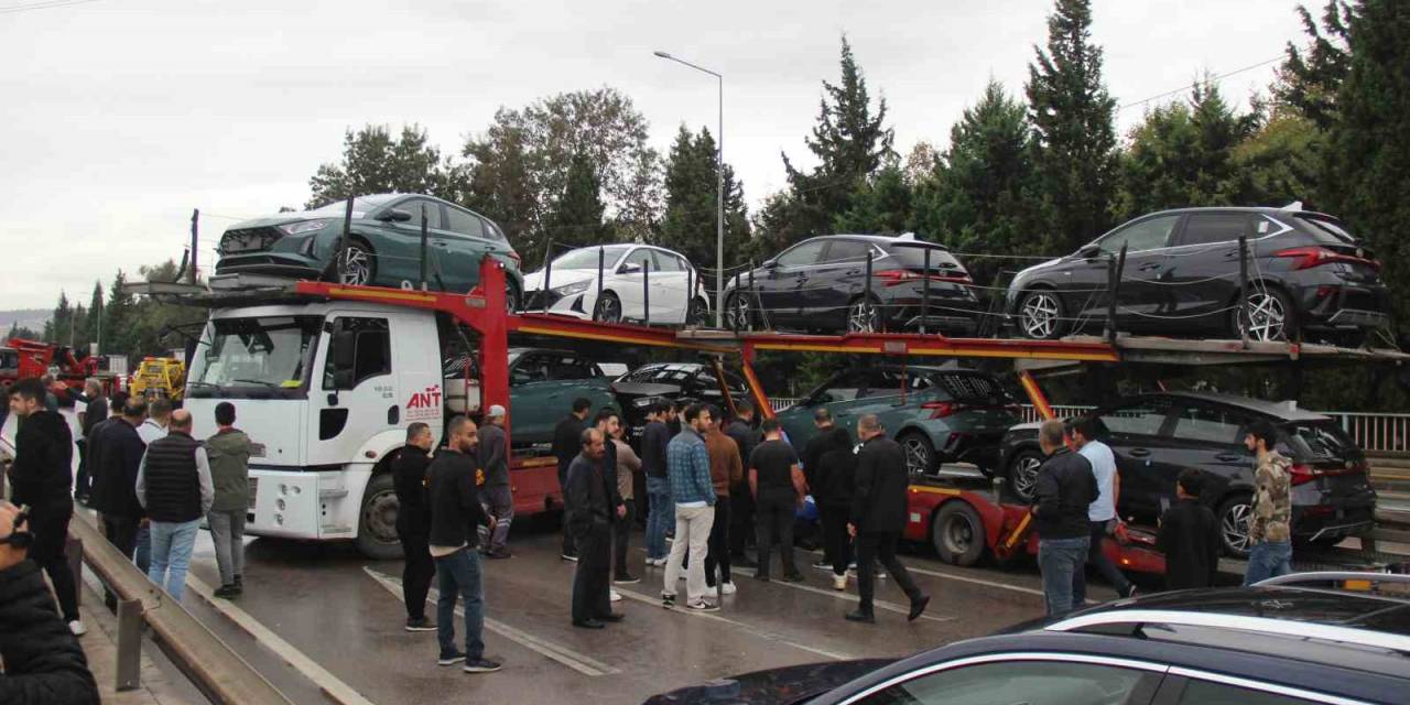 Sıfır Araçların Yüklü Olduğu Tır Makaslama Yaptı