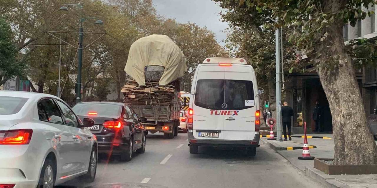 Beşiktaş’ta Aşırı Yüklü Kamyon Tehlike Saçtı: O Anlar Kamerada
