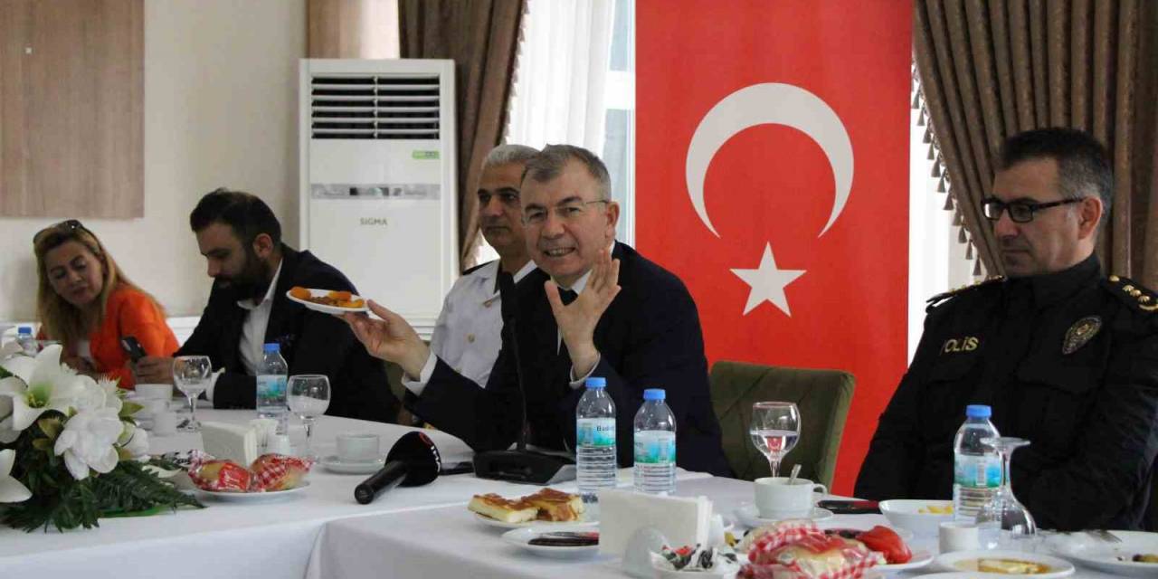 Amasya Valisi Doruk Esnaflara Seslendi: “Tanıtım İçin Misket Elması Kurusu İkram Edin”