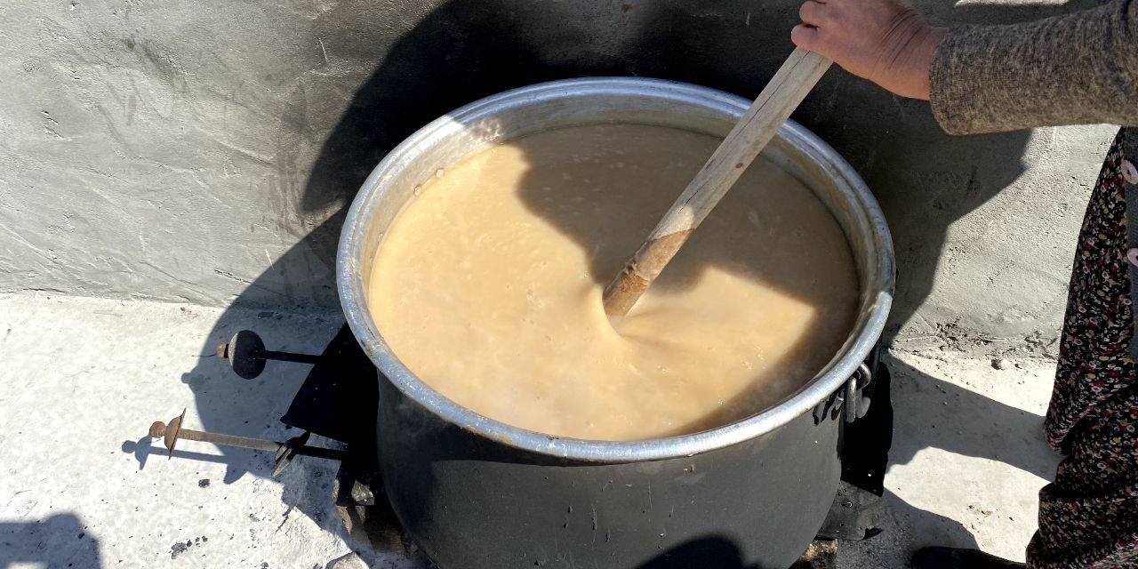 Mardin’de Üzüm Şırasından Yapılan Yöresel Tatlı ’harire’ Geleneği Sürüyor