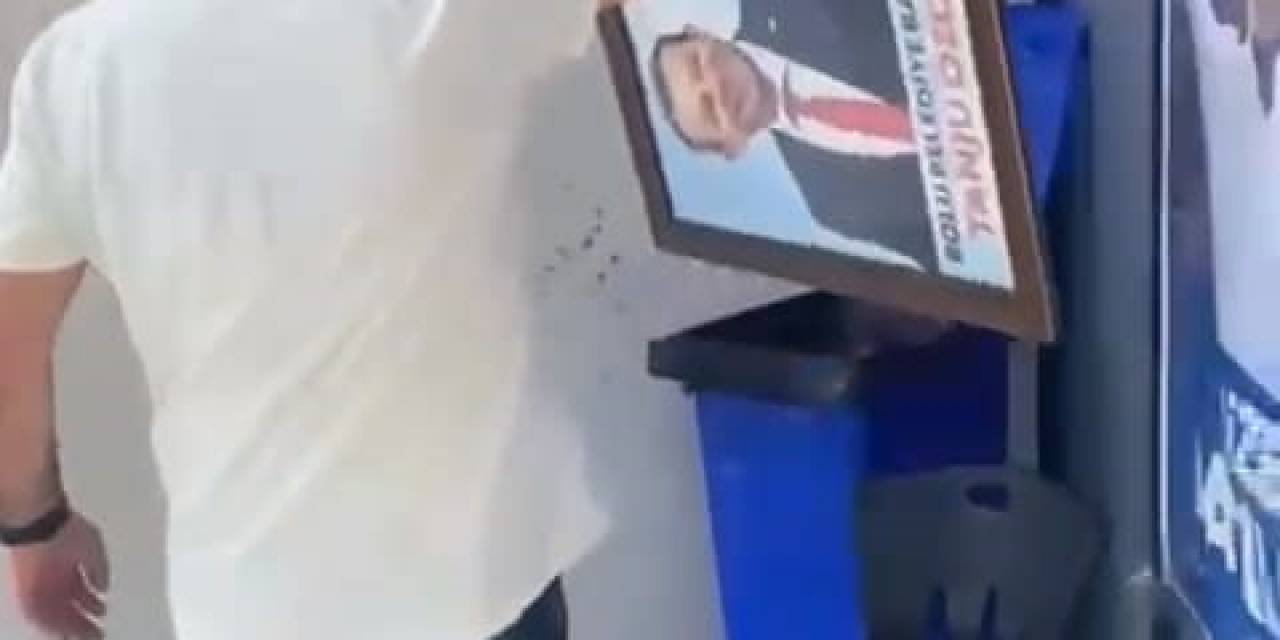 Tanju Özcan’ın Parti Binasındaki Fotoğrafı Çöpe Atıldı