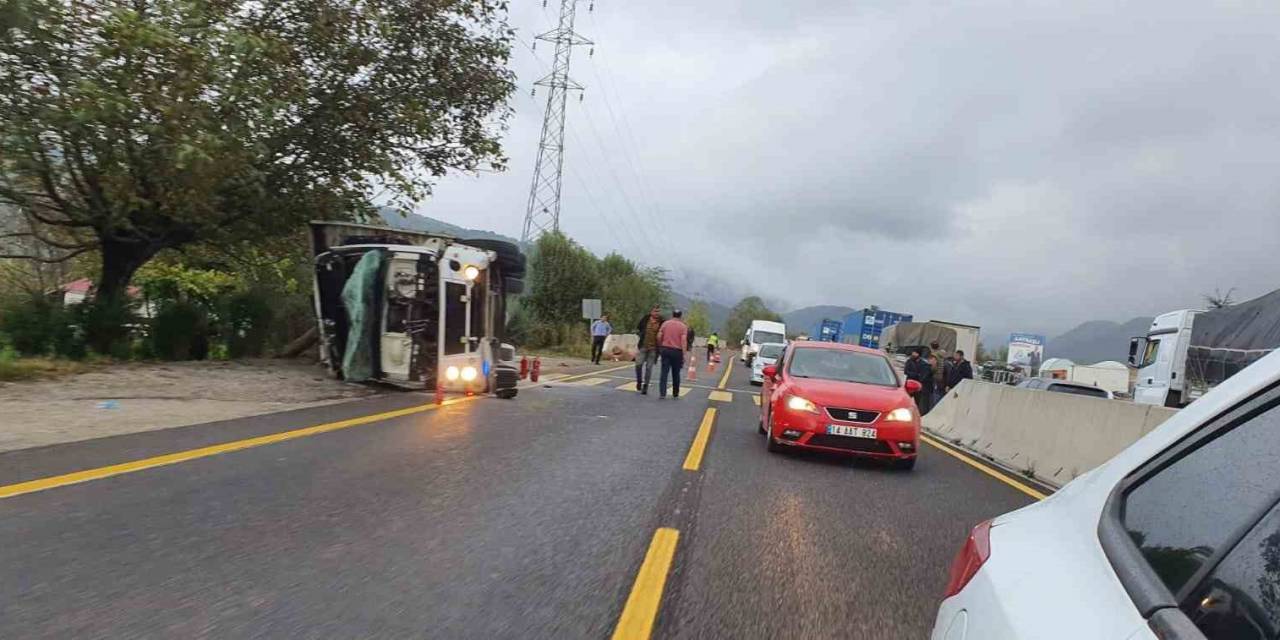 Tomruk Yüklü Kamyon Devrildi: 1 Yaralı