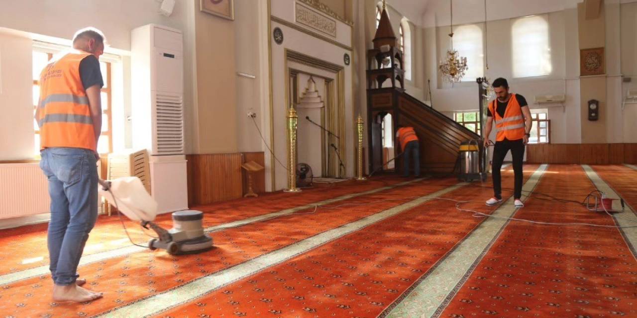 İbadethanelerde Temizlik Çalışması Yapıldı