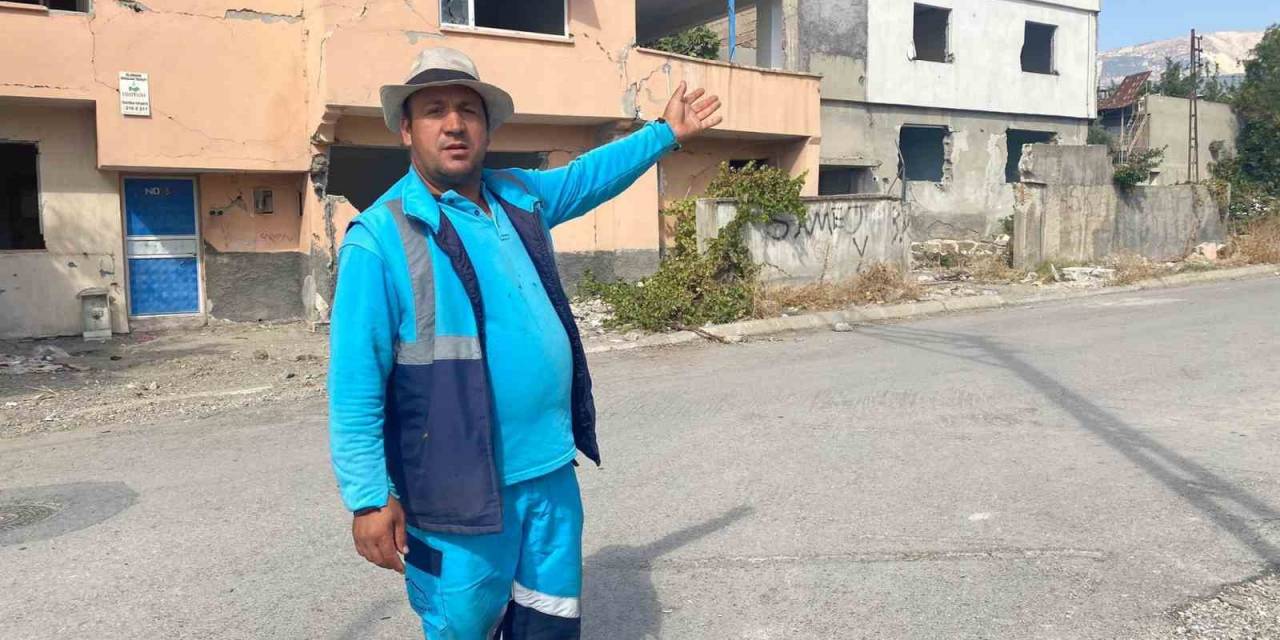 Dört Bir Yani Enkaz Yığınına Dönen Mahallede Mücadelesini Sürdürüyor