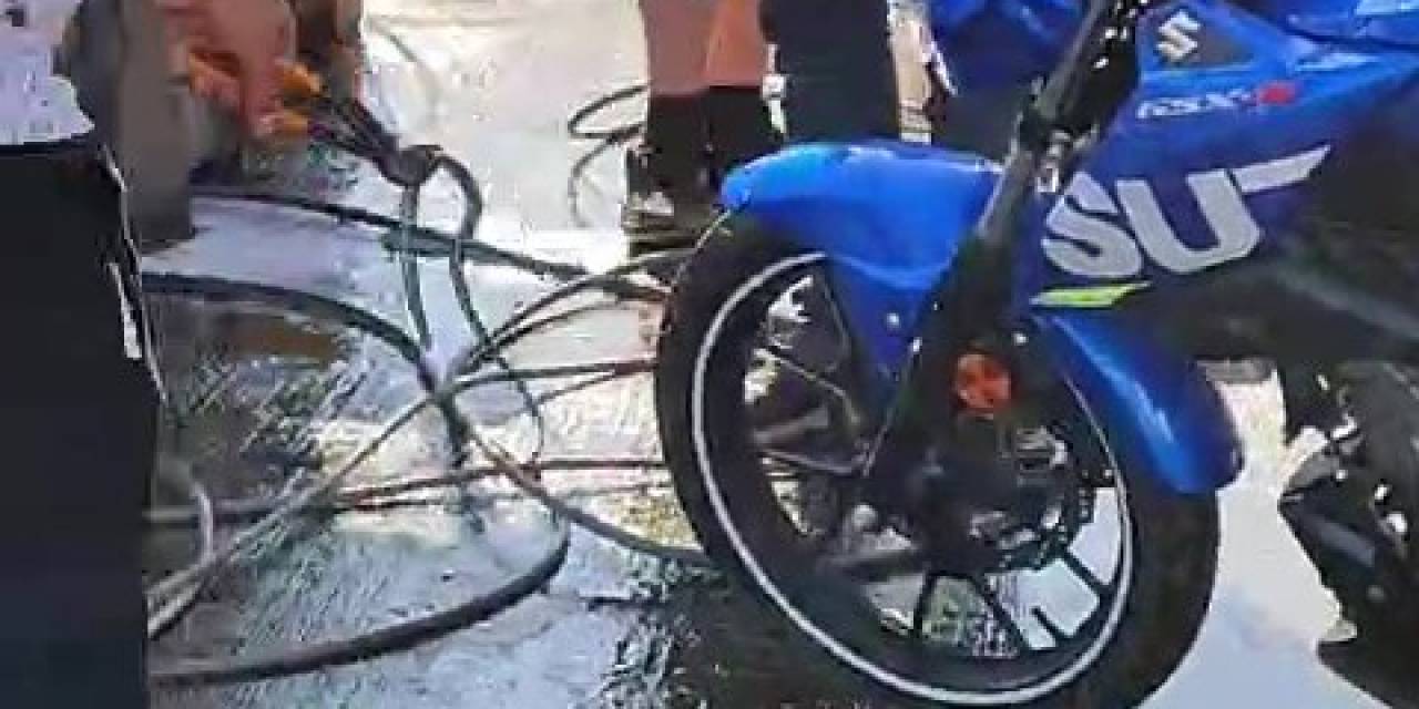 Yarış Motoru Sürerken Direksiyondan Yılan Çıktı