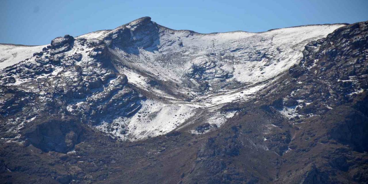 Şırnak Dağları Beyaza Büründü, Besiciler Kış Hazırlıklarına Başladı