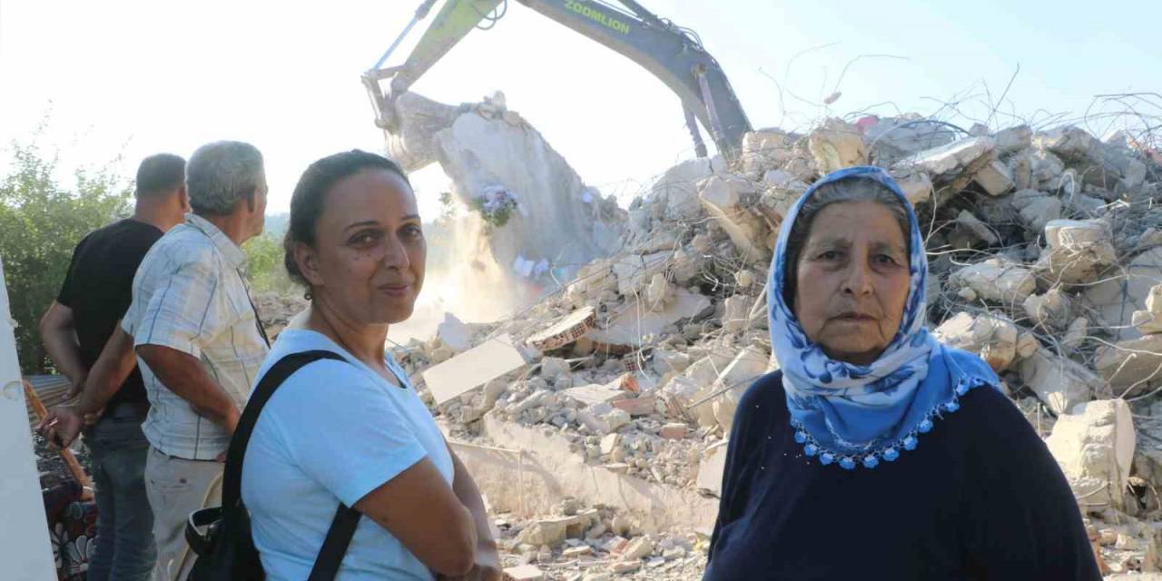 Gelin Ve Kaynana Yuvalarının Yıkılışını Üzüntü İçerisinde İzledi