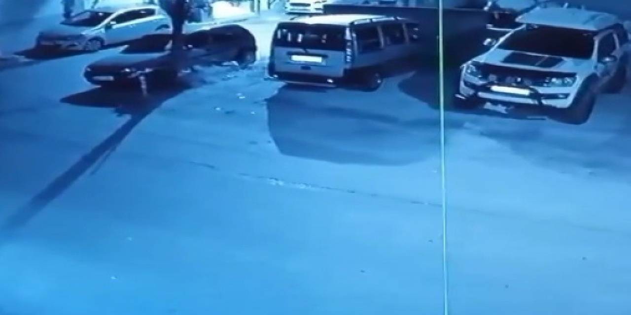 Evin Önünde Araç Lastiğini Ateşe Verdi, Arkasına Bakmadan Böyle Kaçtı