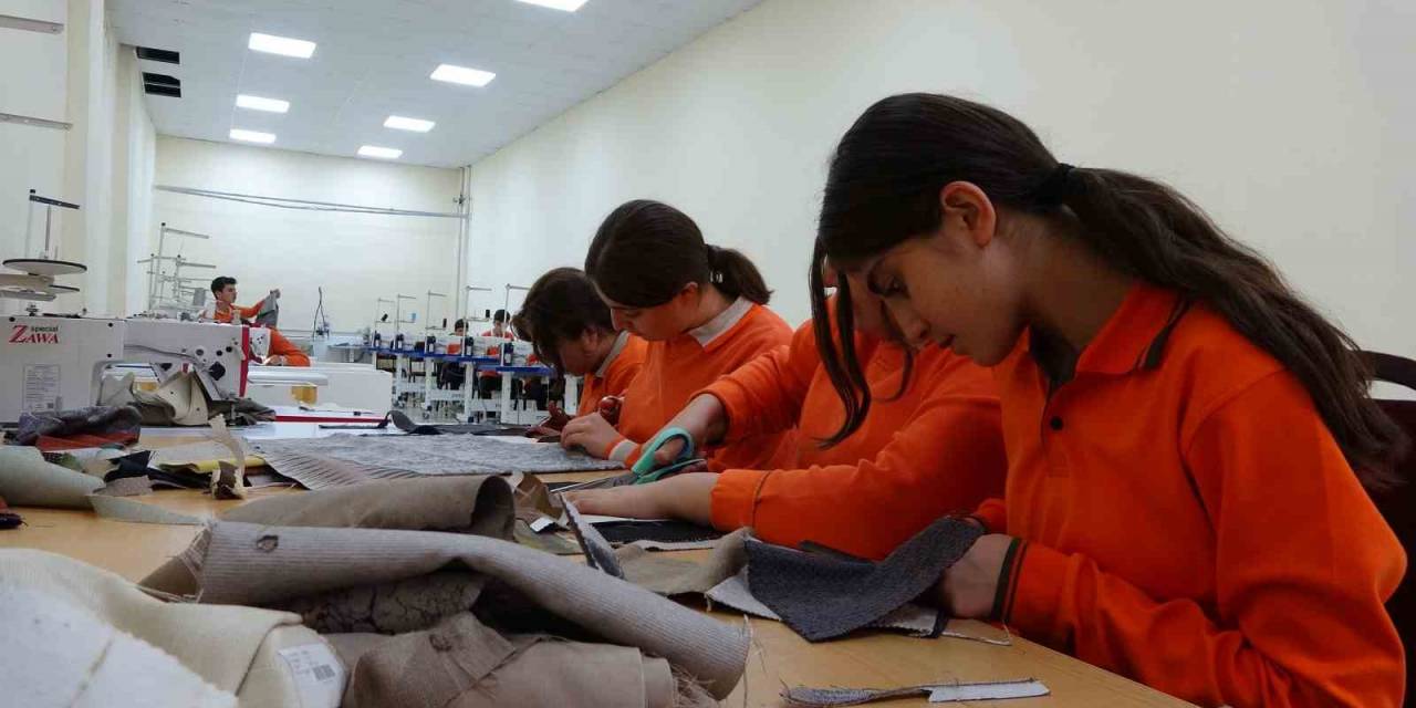 Mesleğe Dikiş Yaparak Hazırlanıyorlar