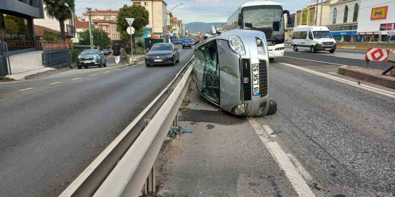Refüje Çarpan Otomobil Yan Yattı, Sürücü Kazayı Yara Almadan Atlattı