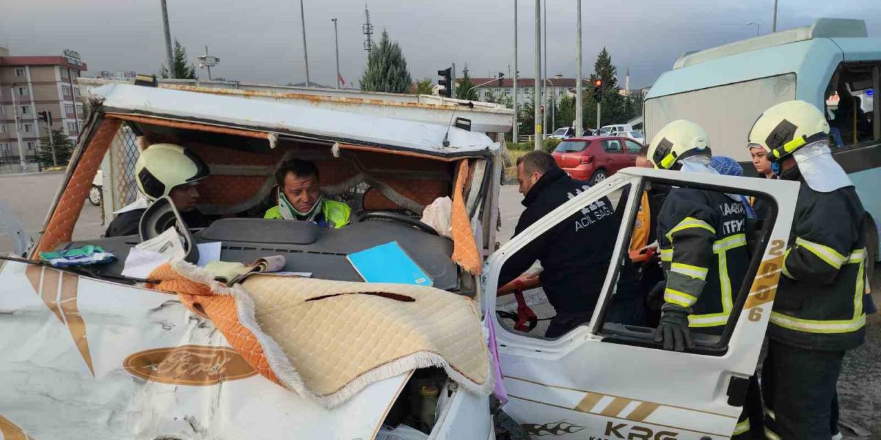 Kırmızı Işık İhlali Yapan Yolcu Minibüsü Kamyonetle Çarpıştı: 11 Yaralı
