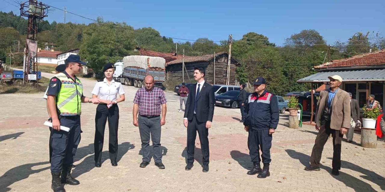 Bilecik’te Jandarma Ekiplerinden Reflektör Bilgilendirmesi