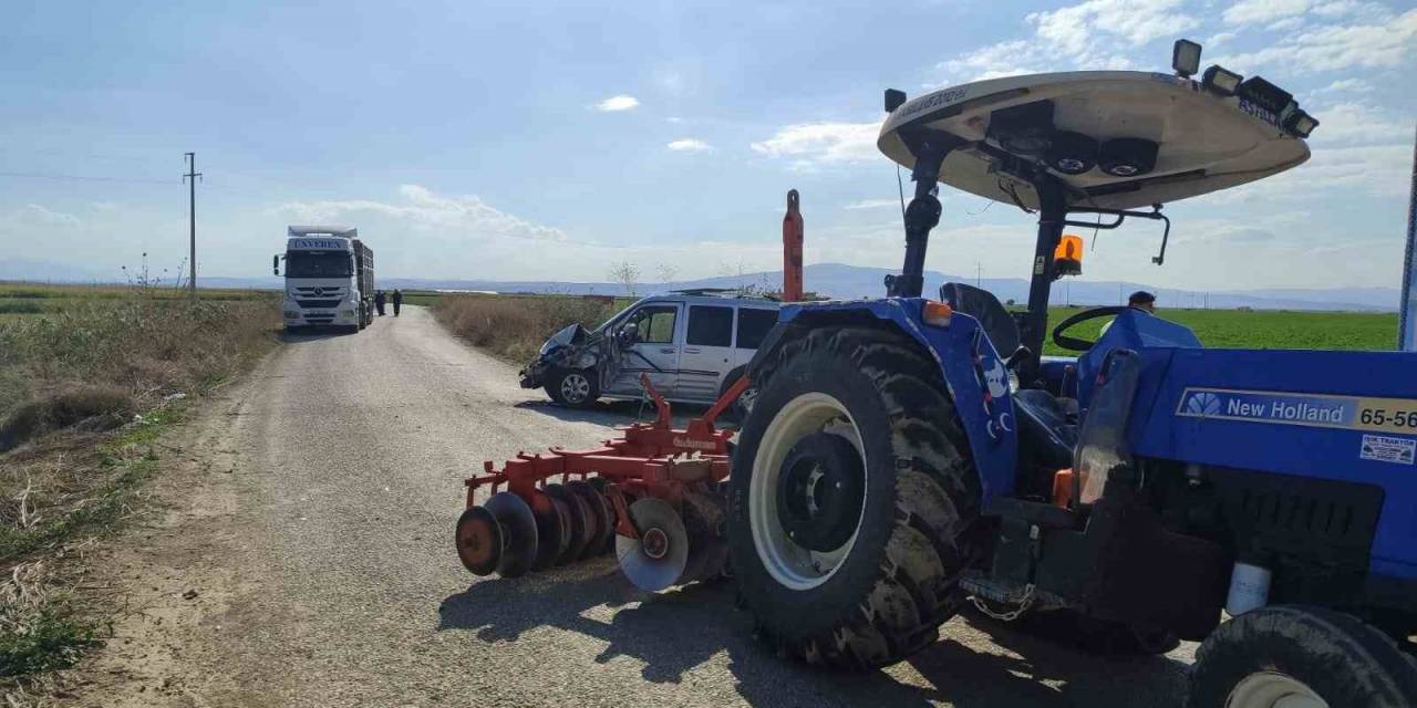 Hafif Ticari Araçla Traktörün Çarpıştığı Kazada 3 Kişi Yaralandı